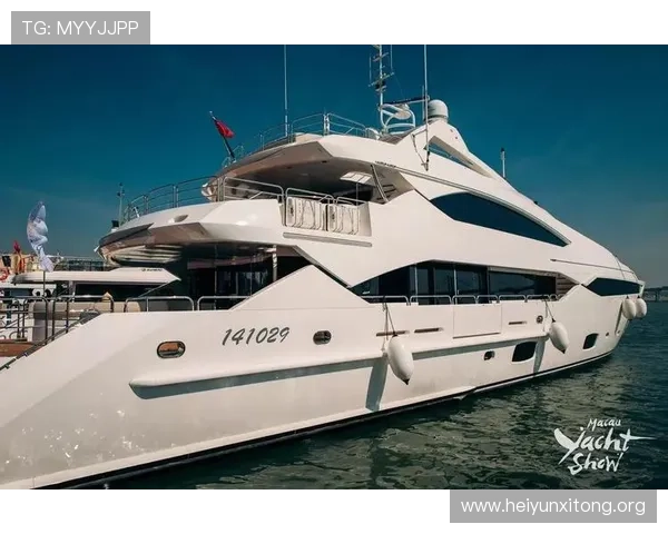 在澳门渔人码头游艇会体验专业的游艇驾驶与海上娱乐活动，享受安全舒适的海上时光